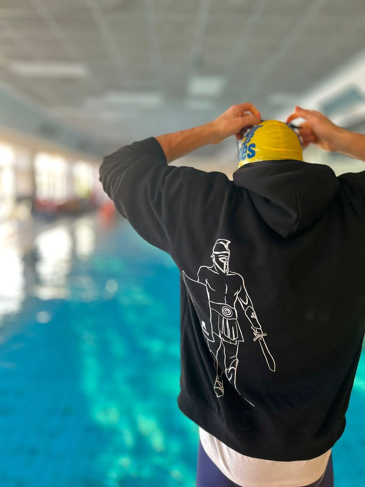Felpa 21Nove con guerriero spartano indossata a bordo piscina