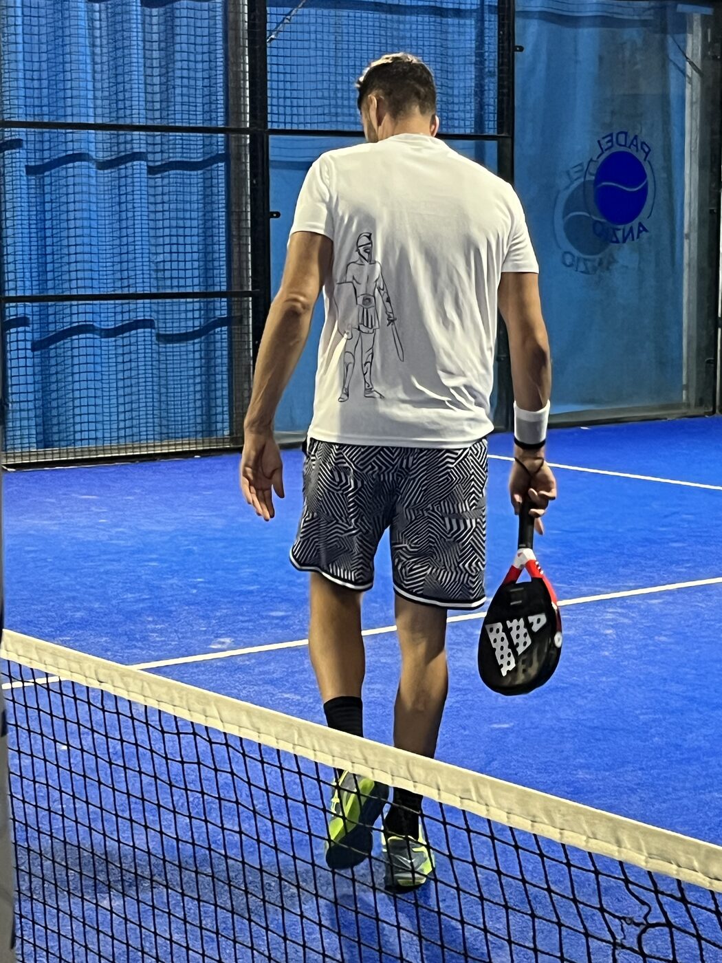 T-shirt 21Nove indossata su campo padel